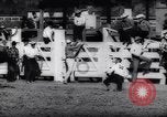 Immagine di Cavallo e bull ride San Jose California USA, 1961, secondo 58 filmato di repertorio 65675034156
