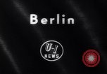 Immagine di Oriente i berlinesi attraversare la parete Berlino Germania Ovest, 1961, secondo 1 filmato di repertorio 65675034172