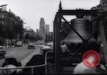 Immagine di Oriente i berlinesi attraversare la parete Berlino Germania Ovest, 1961, secondo 7 filmato di repertorio 65675034172