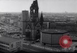 Immagine di Oriente i berlinesi attraversare la parete Berlino Germania Ovest, 1961, secondo 11 filmato di repertorio 65675034172