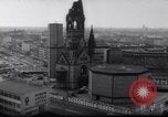 Immagine di Oriente i berlinesi attraversare la parete Berlino Germania Ovest, 1961, secondo 12 filmato di repertorio 65675034172
