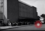 Immagine di Oriente i berlinesi attraversare la parete Berlino Germania Ovest, 1961, secondo 14 filmato di repertorio 65675034172