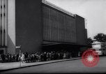 Immagine di Oriente i berlinesi attraversare la parete Berlino Germania Ovest, 1961, secondo 15 filmato di repertorio 65675034172