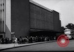 Immagine di Oriente i berlinesi attraversare la parete Berlino Germania Ovest, 1961, secondo 16 filmato di repertorio 65675034172