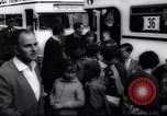 Immagine di Oriente i berlinesi attraversare la parete Berlino Germania Ovest, 1961, secondo 18 filmato di repertorio 65675034172
