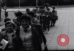 Immagine di Oriente i berlinesi attraversare la parete Berlino Germania Ovest, 1961, secondo 21 filmato di repertorio 65675034172