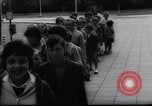 Immagine di Oriente i berlinesi attraversare la parete Berlino Germania Ovest, 1961, secondo 22 filmato di repertorio 65675034172