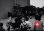 Immagine di Oriente i berlinesi attraversare la parete Berlino Germania Ovest, 1961, secondo 23 filmato di repertorio 65675034172