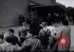 Immagine di Oriente i berlinesi attraversare la parete Berlino Germania Ovest, 1961, secondo 24 filmato di repertorio 65675034172