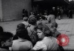 Immagine di Oriente i berlinesi attraversare la parete Berlino Germania Ovest, 1961, secondo 27 filmato di repertorio 65675034172