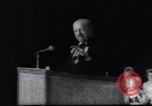 Immagine di Oriente i berlinesi attraversare la parete Berlino Germania Ovest, 1961, secondo 37 filmato di repertorio 65675034172
