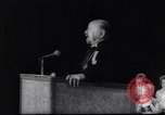 Immagine di Oriente i berlinesi attraversare la parete Berlino Germania Ovest, 1961, secondo 38 filmato di repertorio 65675034172
