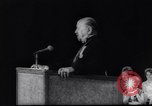 Immagine di Oriente i berlinesi attraversare la parete Berlino Germania Ovest, 1961, secondo 39 filmato di repertorio 65675034172