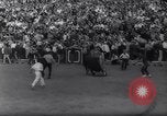 Immagine di La corrida Pamplona Spagna, 1961, secondo 46 filmato di repertorio 65675034174