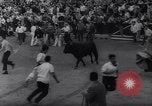 Immagine di La corrida Pamplona Spagna, 1961, secondo 62 filmato di repertorio 65675034174