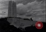 Standbild König Edward die Achte widmen die Vimy Ridge War Memorial Pas-de-Calais Frankreich, 1936, aus Sekunde 5 historischem Filmmaterial Videoclip 65675034180