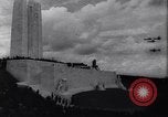 Standbild König Edward die Achte widmen die Vimy Ridge War Memorial Pas-de-Calais Frankreich, 1936, aus Sekunde 8 historischem Filmmaterial Videoclip 65675034180