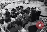 Standbild Boxer Jack Dempsey geben Essen für Waisen Long Beach New York USA, 1936, aus Sekunde 4 historischem Filmmaterial Videoclip 65675034182