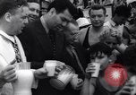 Standbild Boxer Jack Dempsey geben Essen für Waisen Long Beach New York USA, 1936, aus Sekunde 6 historischem Filmmaterial Videoclip 65675034182