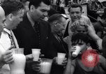 Standbild Boxer Jack Dempsey geben Essen für Waisen Long Beach New York USA, 1936, aus Sekunde 7 historischem Filmmaterial Videoclip 65675034182