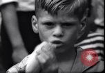 Standbild Boxer Jack Dempsey geben Essen für Waisen Long Beach New York USA, 1936, aus Sekunde 11 historischem Filmmaterial Videoclip 65675034182