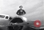 Standbild Amelia Earhart mit ihrem Lockheed Electra United States USA, 1936, aus Sekunde 1 historischem Filmmaterial Videoclip 65675034183