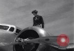 Standbild Amelia Earhart mit ihrem Lockheed Electra United States USA, 1936, aus Sekunde 4 historischem Filmmaterial Videoclip 65675034183