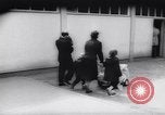 Immagine di A Berlino est i rifugiati Germania, 1961, secondo 24 filmato di repertorio 65675034186