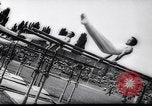Standbild Turnerinnen Stuttgart Deutschland, 1961, aus Sekunde 12 historischem Filmmaterial Videoclip 65675034190