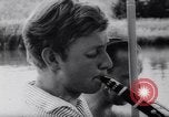 Immagine di Gli adolescenti party Germania, 1961, secondo 15 filmato di repertorio 65675034191