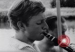 Immagine di Gli adolescenti party Germania, 1961, secondo 16 filmato di repertorio 65675034191