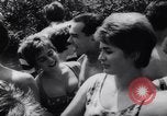 Immagine di Gli adolescenti party Germania, 1961, secondo 26 filmato di repertorio 65675034191
