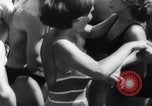 Immagine di Gli adolescenti party Germania, 1961, secondo 28 filmato di repertorio 65675034191