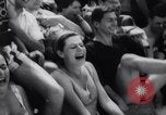 Immagine di Gli adolescenti party Germania, 1961, secondo 62 filmato di repertorio 65675034191