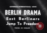 Image Berlin-Est les gens à échapper au cours de mur de Berlin Allemagne, 1961, de la seconde 1 séquences d'archives historiques vidéo 65675034204