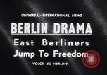 Image Berlin-Est les gens à échapper au cours de mur de Berlin Allemagne, 1961, de la seconde 3 séquences d'archives historiques vidéo 65675034204