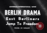 Image Berlin-Est les gens à échapper au cours de mur de Berlin Allemagne, 1961, de la seconde 4 séquences d'archives historiques vidéo 65675034204