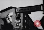 Image Berlin-Est les gens à échapper au cours de mur de Berlin Allemagne, 1961, de la seconde 11 séquences d'archives historiques vidéo 65675034204