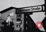 Image Berlin-Est les gens à échapper au cours de mur de Berlin Allemagne, 1961, de la seconde 12 séquences d'archives historiques vidéo 65675034204
