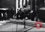 Image Berlin-Est les gens à échapper au cours de mur de Berlin Allemagne, 1961, de la seconde 18 séquences d'archives historiques vidéo 65675034204