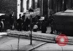 Image Berlin-Est les gens à échapper au cours de mur de Berlin Allemagne, 1961, de la seconde 19 séquences d'archives historiques vidéo 65675034204