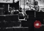 Image Berlin-Est les gens à échapper au cours de mur de Berlin Allemagne, 1961, de la seconde 27 séquences d'archives historiques vidéo 65675034204