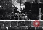 Image Berlin-Est les gens à échapper au cours de mur de Berlin Allemagne, 1961, de la seconde 31 séquences d'archives historiques vidéo 65675034204