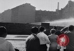 Image Berlin-Est les gens à échapper au cours de mur de Berlin Allemagne, 1961, de la seconde 36 séquences d'archives historiques vidéo 65675034204