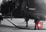 Image Berlin-Est les gens à échapper au cours de mur de Berlin Allemagne, 1961, de la seconde 45 séquences d'archives historiques vidéo 65675034204