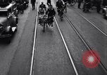Immagine di bicicletta tandem fianco a fianco Germania, 1936, secondo 6 filmato di repertorio 65675034208