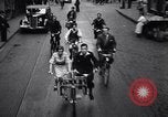 Immagine di bicicletta tandem fianco a fianco Germania, 1936, secondo 10 filmato di repertorio 65675034208