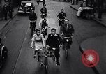 Immagine di bicicletta tandem fianco a fianco Germania, 1936, secondo 11 filmato di repertorio 65675034208