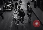 Immagine di bicicletta tandem fianco a fianco Germania, 1936, secondo 13 filmato di repertorio 65675034208