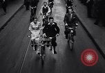 Immagine di bicicletta tandem fianco a fianco Germania, 1936, secondo 15 filmato di repertorio 65675034208
